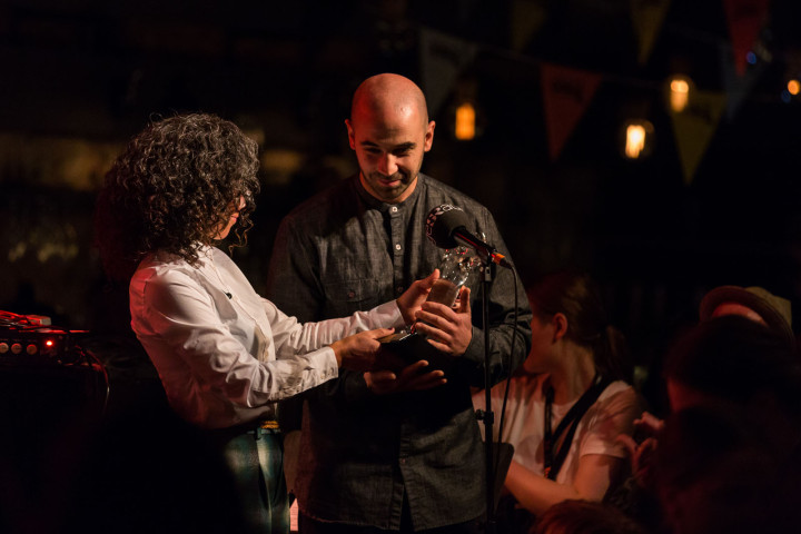 P2 Jazzkatten 2017 Årets musiker Robert Mehmet Ikiz prisutdelare Miriam Aïda foto: Mattias Ahlm/Sveriges Radio